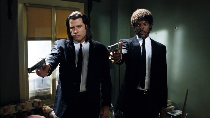 Ucuz Roman filminde Vincent Vega ve Jules Winnfield rollerinde John Travolta ve Samuel L. Jackson silahları aynı yöne doğrultuyorlar.