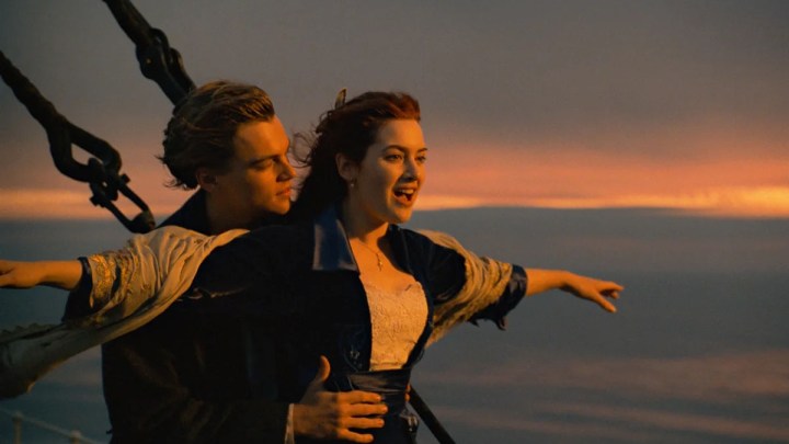 Titanic'te geminin pruvasında poz veren Jack ve Rose rolünde Leonardo DiCaprio ve Kate Winslet.