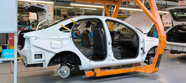 Lada Vesta üretimi yeniden başladı: AvtoVAZ üst düzey arabaları monte ediyor (fabrikadan fotoğraflar ve videolar)