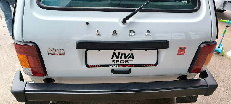 Orijinal motor kalibrasyonu, güçlendirilmiş arka aks, arka disk frenler.  122 hp motora sahip Lada Niva Sport'un yeni fotoğrafları.