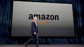 Amazon'un kurucusu ve CEO'su Jeff Bezos, Amazon logosunun önünde.  Amazon Prime'ın Fotoğraf ve Müzik hizmetleri kötüleşmiş gibi görünüyor.