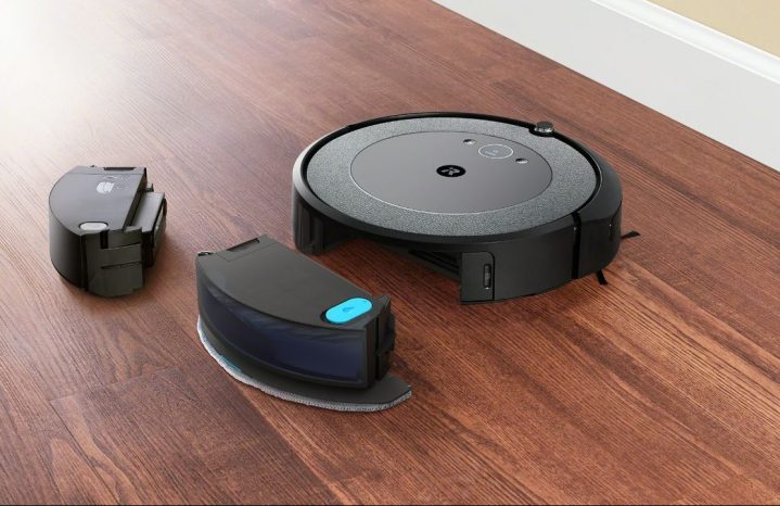 Roomba Combo i5+ farklı kutularının yanında.