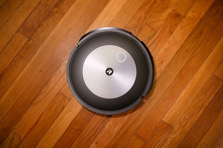 iRobot Roomba j7+'ın üst tarafı.