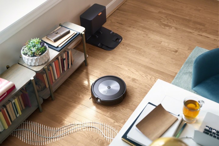 iRobot Roomba i7 oturma odasını temizliyor.