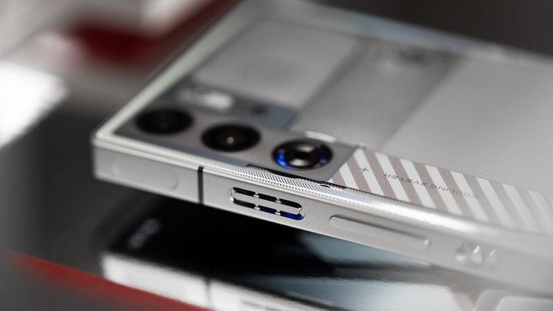 Redmagic 9S Pro arkadan kameralara bakıyor