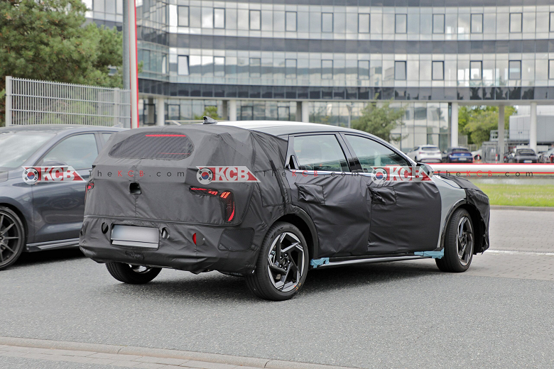 Kia Ceed'in halefidir ve Toyota Corolla ile rekabet edecektir.  Arabanın adı Kia K4 olarak değişecek