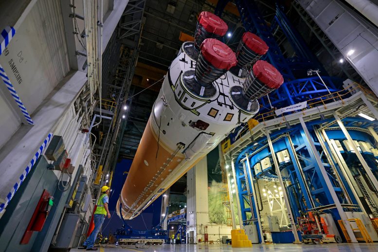 NASA'nın Uzay Fırlatma Sistemi Çekirdek Aşaması Pegasus Barge'a Taşınmaya Hazırlanıyor