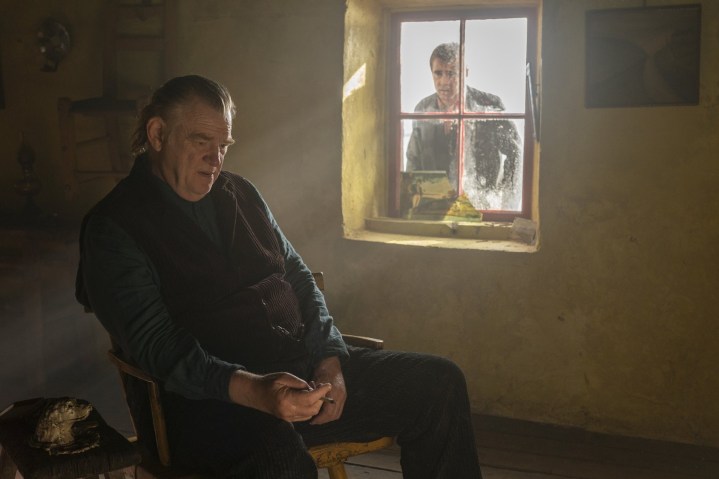Colin Farrell, Inisherin'in Banshees'inde pencereden Brendan Gleeson'a bakıyor.