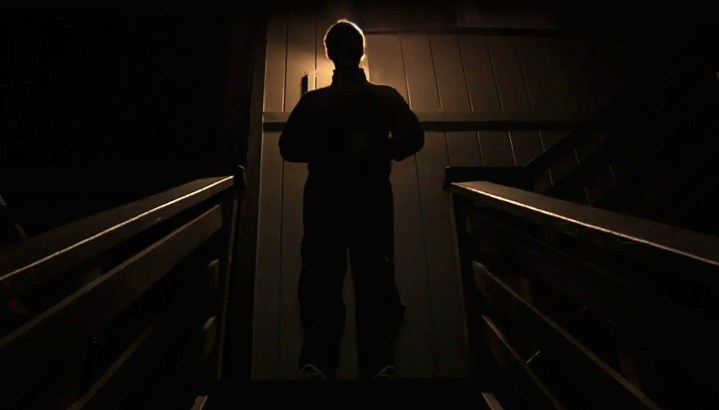 2014 yapımı Creep'te bir adam gölgede duruyor.