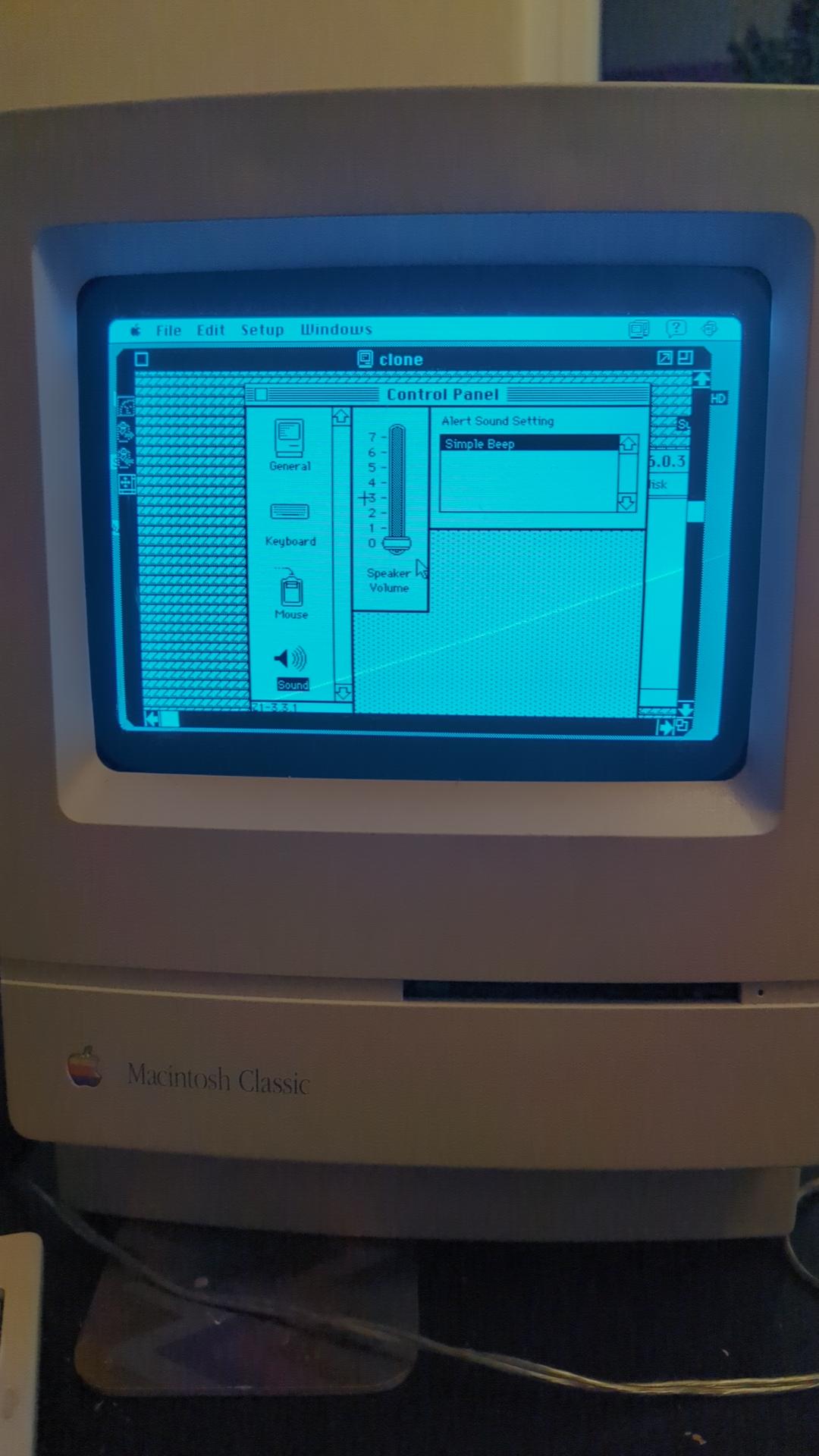 Macintosh Plus klonunun işlevselliğini kontrol etmek için bir Macintosh Classic'te Timbuktu uzaktan kumanda yazılımını kullanma