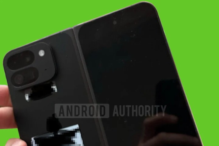 Google Pixel Fold 2'nin sızdırılmış uygulamalı fotoğrafı, arkadaki kamera modülünün yakın çekimini gösteriyor.