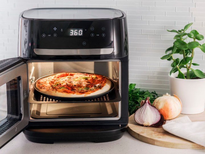 Bella Pro Serisi 12,6 litrelik Dijital Hava Fritöz Fırını pizza pişiriyor.