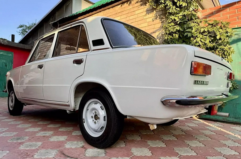 6,5 milyon ruble karşılığında 1984'e “ışınlanma”.  40 yıldır garajda duran VAZ-2101 Rusya'da satılıyor.