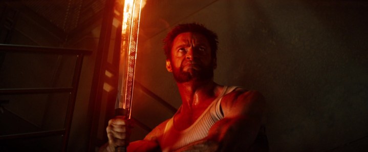 Logan (Hugh Jackman), Wolverine'de kırmızı, ateşli bir kılıç kullanıyor.
