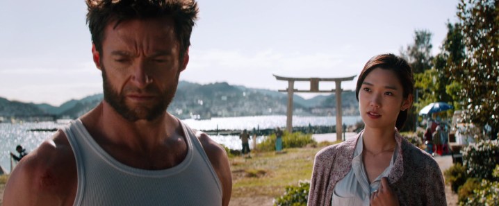 Logan (Hugh Jackman), Wolverine'de Hiroşima'daki bir kıyıda Mariko'dan (Tao Okamoto) uzaklaşıyor.