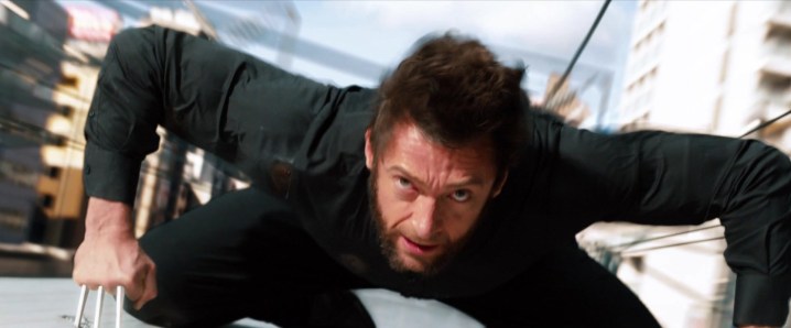 Logan (Hugh Jackman), The Wolverine'de hızla giden bir trenin tepesine tutunuyor.