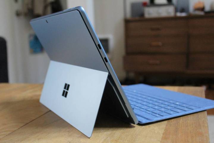 Surface Pro 11'in yan tarafında gösterilen bağlantı noktaları.