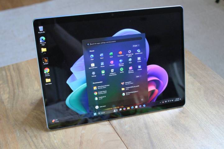 Klavye takılı olmayan Surface Pro 11.
