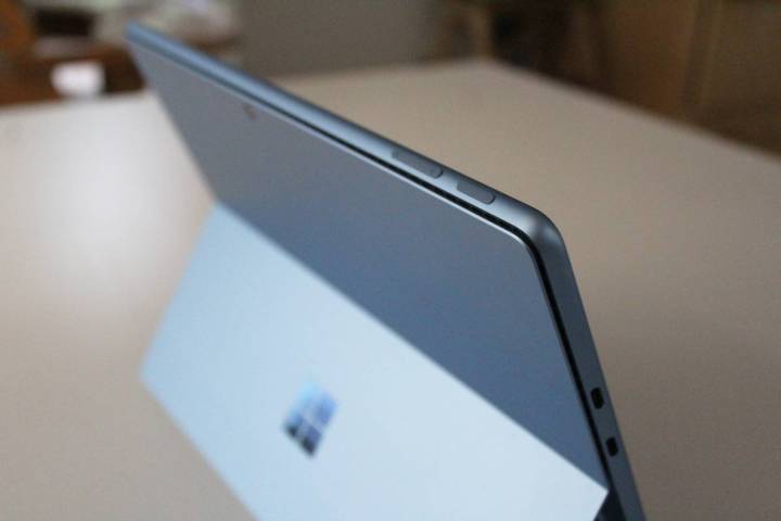 Surface Pro 11'in kenarı.
