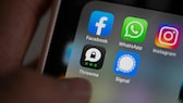 Facebook, WhatsApp ve Instagram gibi çeşitli uygulamaların bulunduğu akıllı telefon ekranı