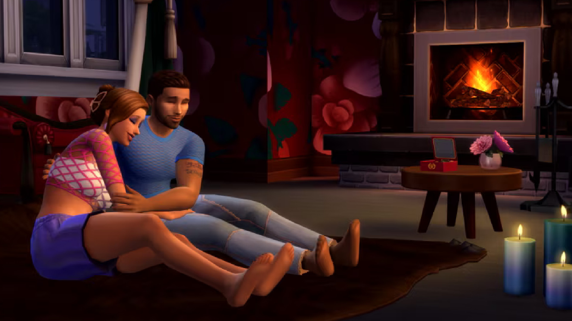 The Sims 4 Lovestruck röportajı - Bir çift, oturma odasında yanan ateşin önünde sarılıyor.