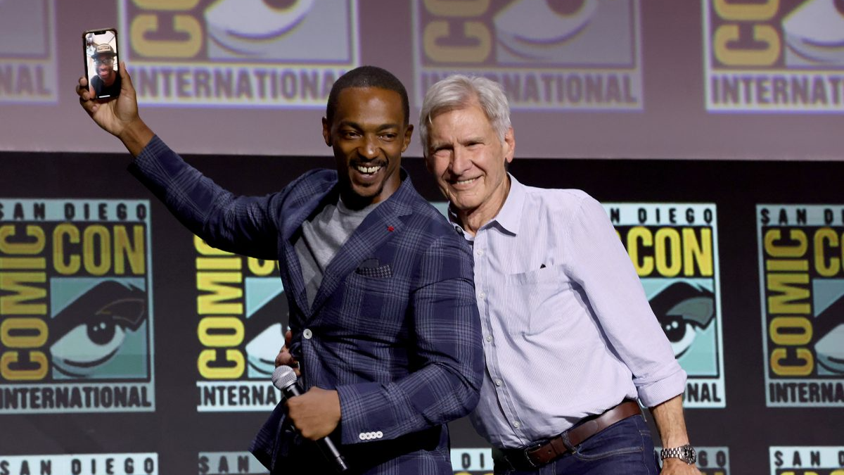 Anthony Mackie ve Harrison Ford gülümsüyor