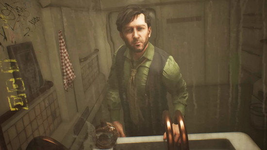 Nobody Wants to Die incelemesi: Yeşil gömlek ve kravatlı bir adam banyo aynasına bakıyor