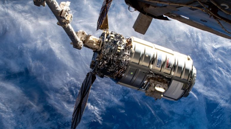 Cygnus Uzay Kargo Gemisi Canadarm2 Robotik Koluna Bağlı