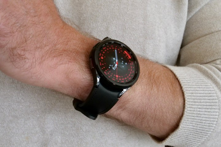 Bir kişinin bileğinde Samsung Galaxy Watch 6 Classic.