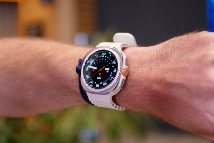 Galaxy Watch Ultra beyaz renkte