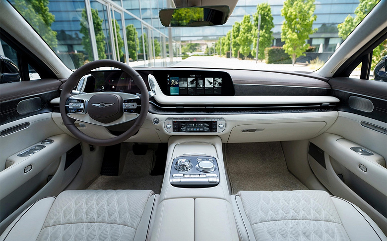 Premium Hyundai, Mercedes-Benz S-Serisi ve BMW 7 Serisi limuzinlerin yerini alabilecek kapasitededir.  Satıcı Rusya'ya dört tekerlekten çekişli bir Genesis G90 Limuzin getirdi