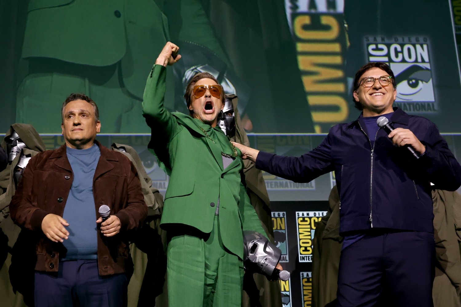 Joe Russo, Robert Downey Jr. ve Anthony Russo, 27 Temmuz 2024'te Kaliforniya, San Diego'daki SDCC'de Salon H'deki Marvel Studios Paneli sırasında sahnede konuşuyor