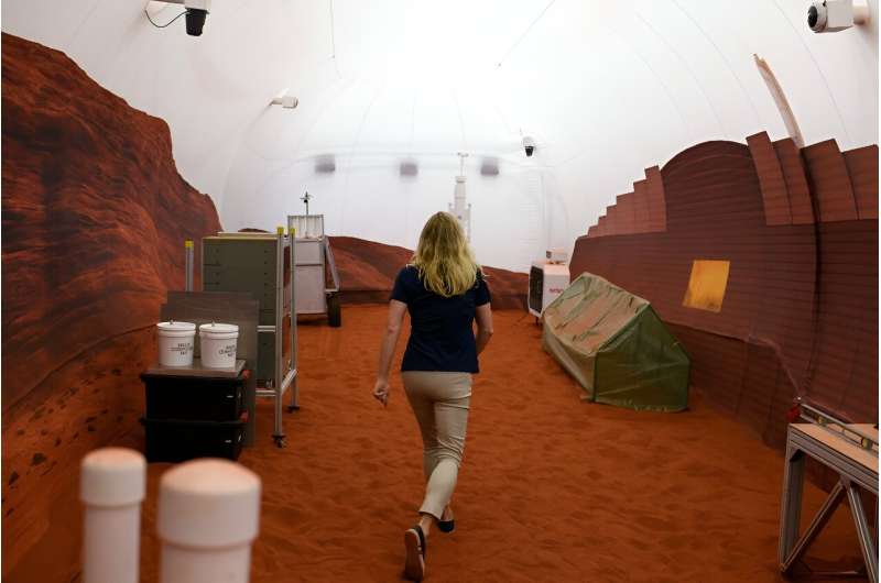 Kırmızı toprak ve kayalıkların oluşturduğu bir fonla Mars ortamını yeniden yaratan dış mekanda simüle edilmiş 'Mars yürüyüşleri' gerçekleştirildi