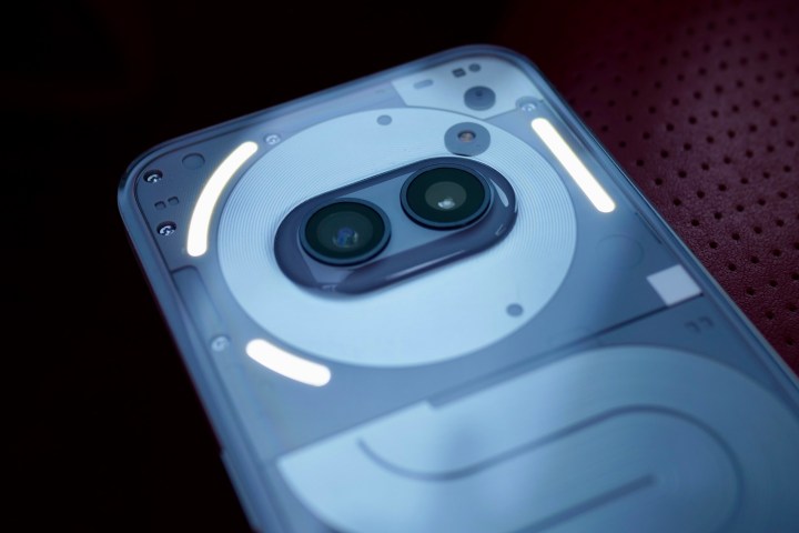 Nothing Phone 2a Plus'ın kamerası ve Glyph Arayüzü ışıkları.