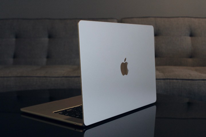 Apple'ın 15 inç MacBook Air'inin arkası.