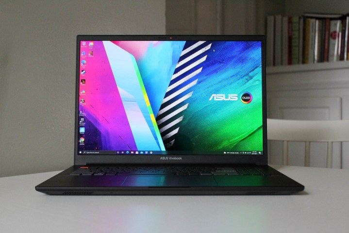 Asus Vivobook Pro 16X OLED masa üstünde duruyor.