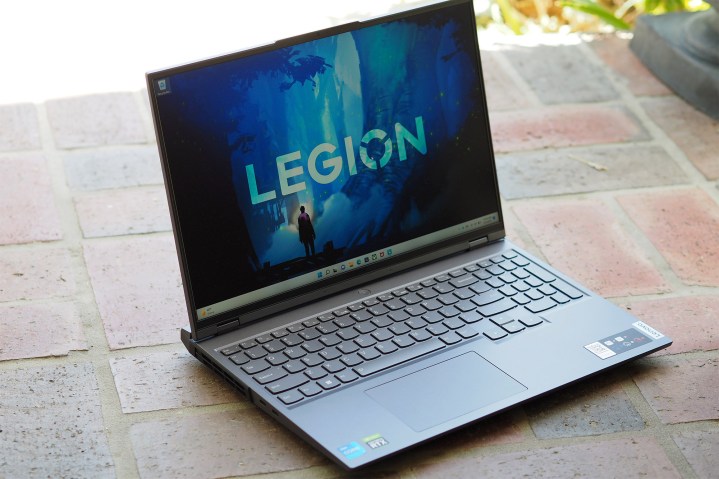 Lenovo Legion 5i Pro açılı bir şekilde duruyor.