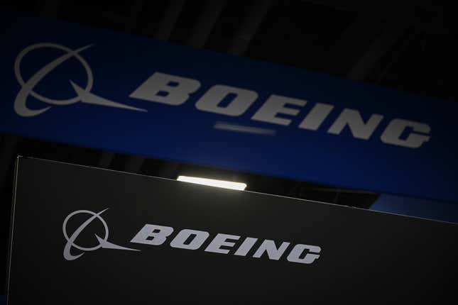 İki Boeing logosu sergileniyor