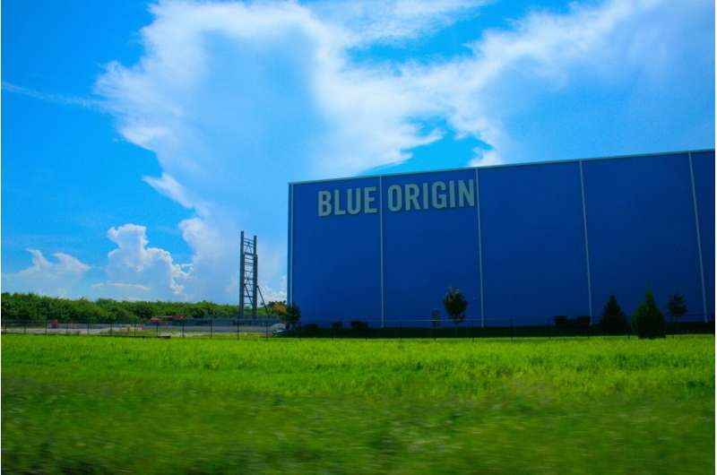 Blue Origin, ilk New Glenn lansmanına hazırlanırken SpaceX Starship endişelerini kaydediyor