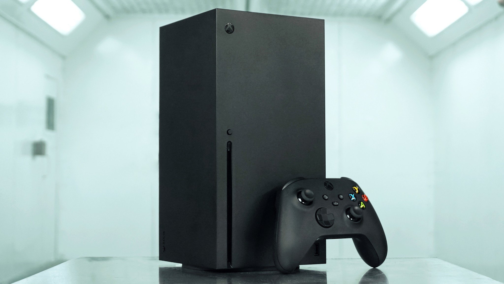Xbox Series X ve Xbox Kablosuz Kumandasının görüntüsü.