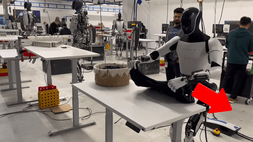 Tesla'nın Optimus Robotu Çamaşırları Katlıyor
