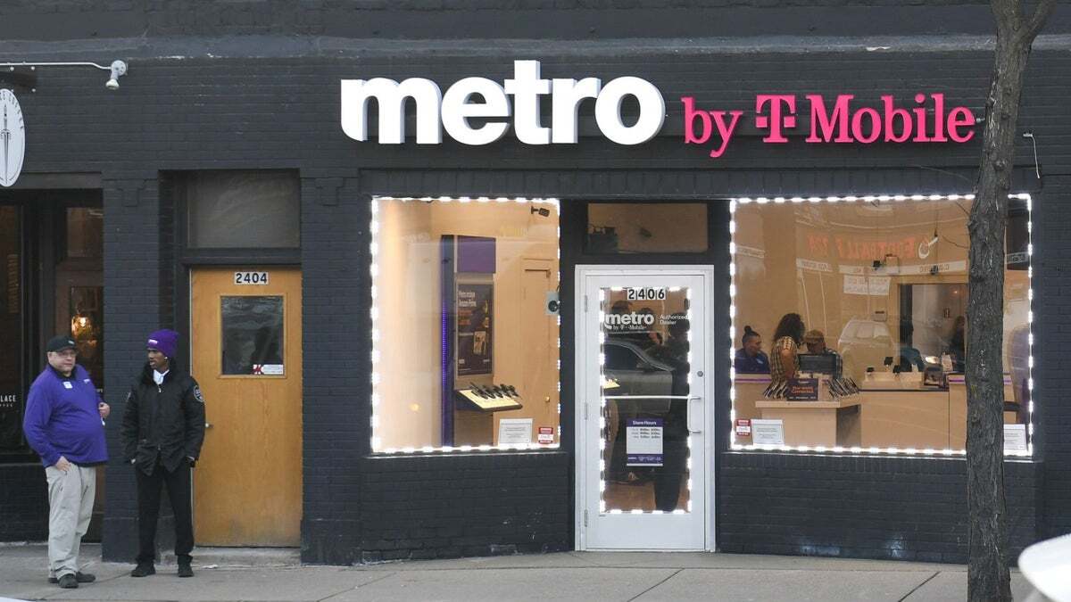 T-Mobile'ın Metro'su, bir müşterinin yeni telefonunun kilidini açmak için beklemesi gereken gün sayısını iki katından fazla artırdı. | Resim kredisi-T-Mobile - FCC Başkanı Rosenworcel, Metro'nun müşteri kilitleme süresi değişikliğine karşı T-Mobile'ı eleştirdi