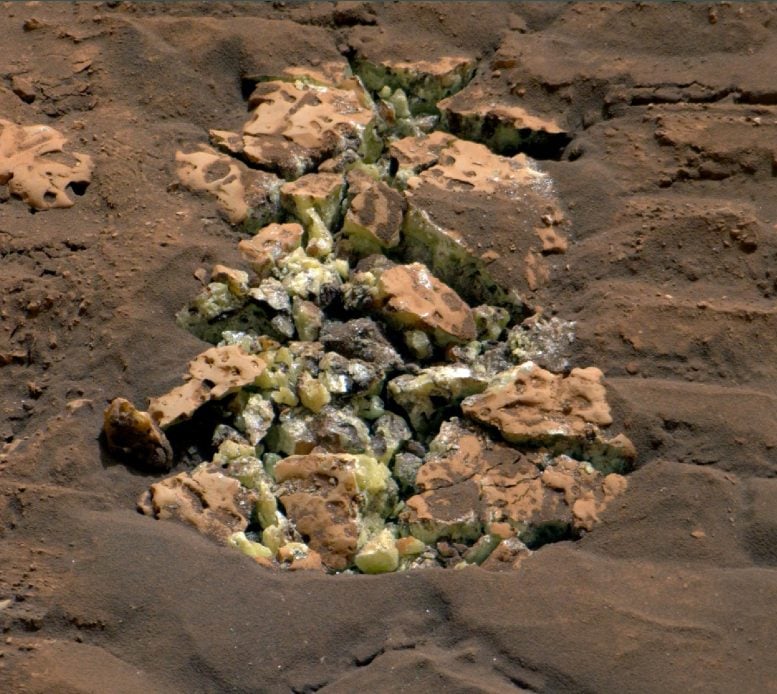 “Garip ve Beklenmedik” – NASA’nın Curiosity Rover’ı Mars’ta Sarı Kristallere Rastladı