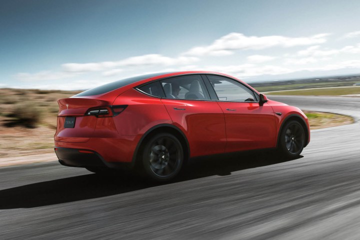 Tesla Model 3'ün renderı, onun ıssız bir yolda ilerlediğini gösteriyor.