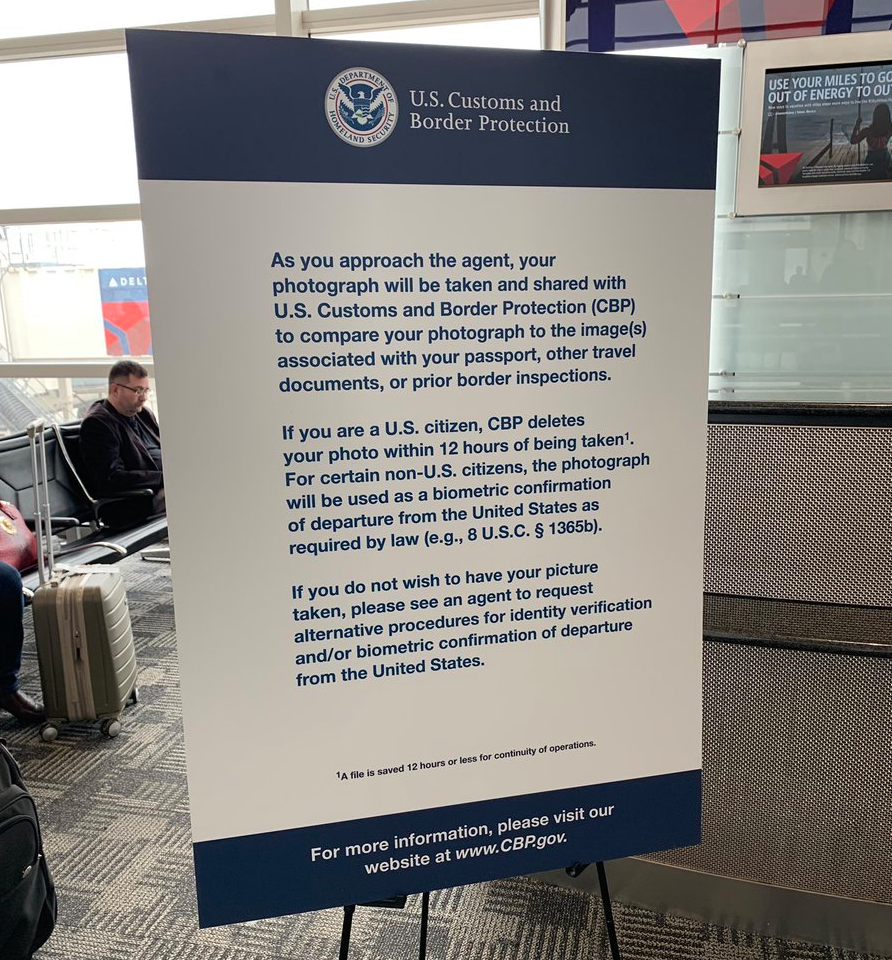 ABD'deki bir havaalanında yolculara yüzlerinin taranacağını ve bu taramadan çıkma protokolünü bildiren bir tabela