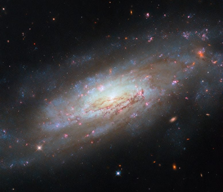 Hubble, 49 Milyon Işık Yılı Uzaklıktaki Bir Madde ve Enerji Girdabını Yakaladı