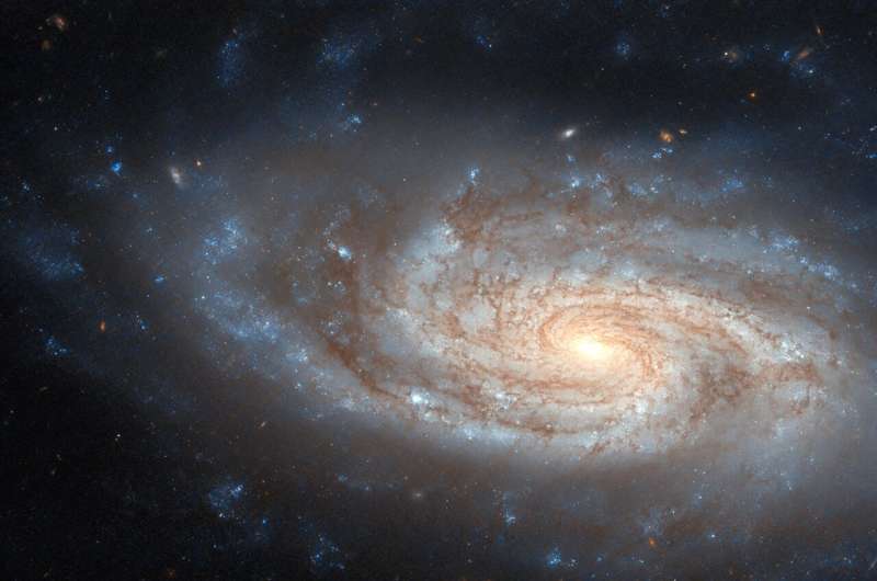 Hubble, klasik bir sarmal gökada olan NGC 3430’u görüntüledi