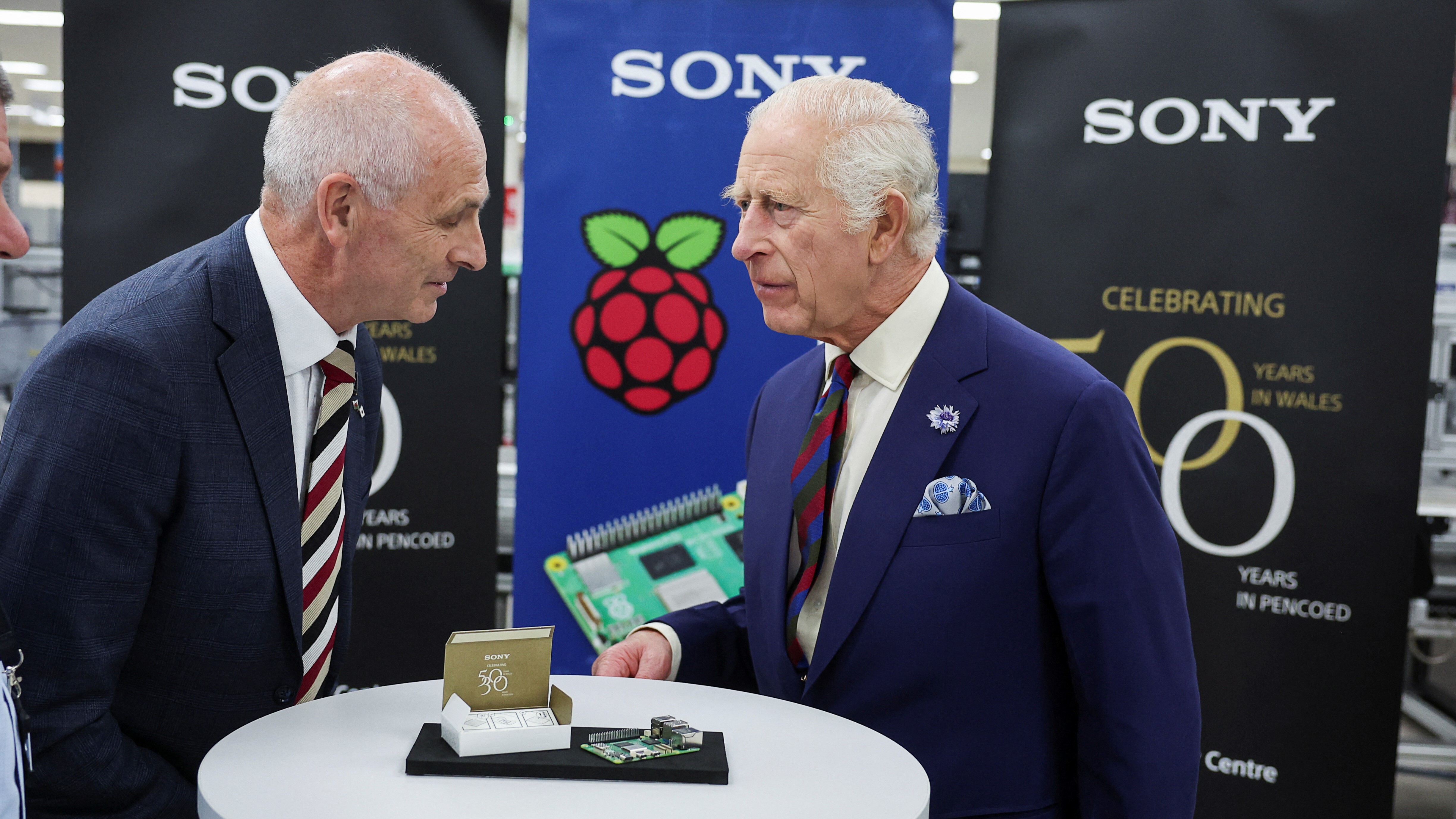 Kral III. Charles, Raspberry Pi Baş Ticari Sorumlusu Mike Buffham ile görüşüyor