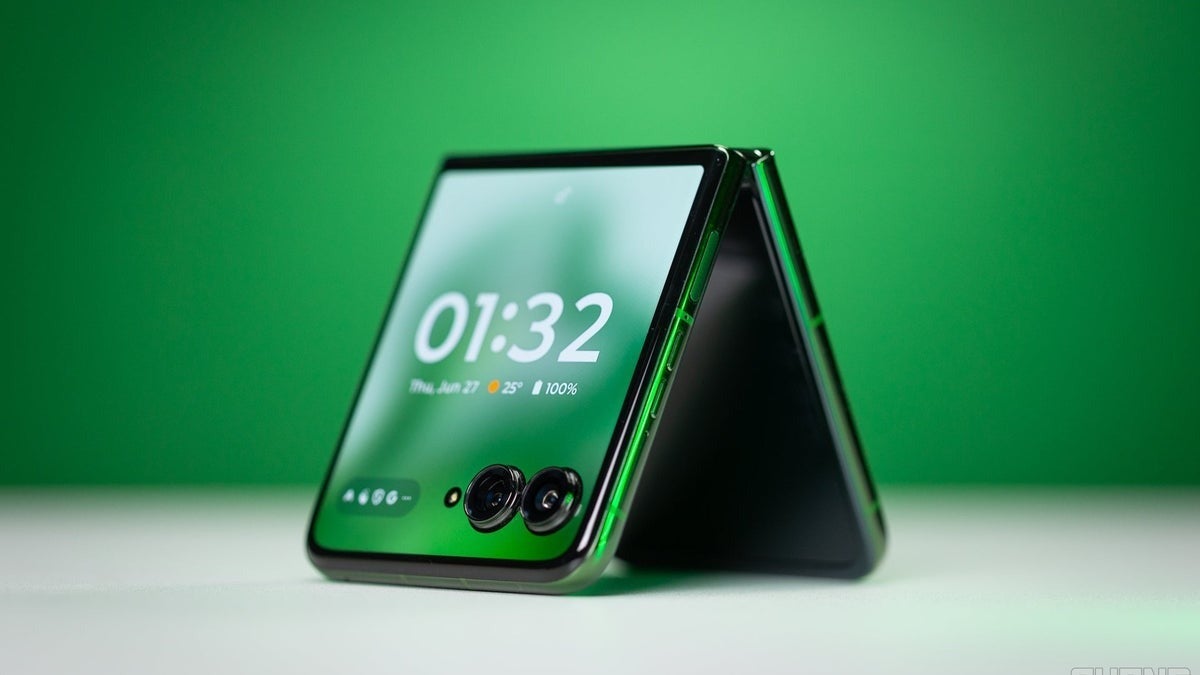 2024 Razr+'ın büyük 4 inçlik bir kapak ekranı var | Görsel kredisi – PhoneArena - Küçük telefonlar, çılgın bir kılıkla geri döndü