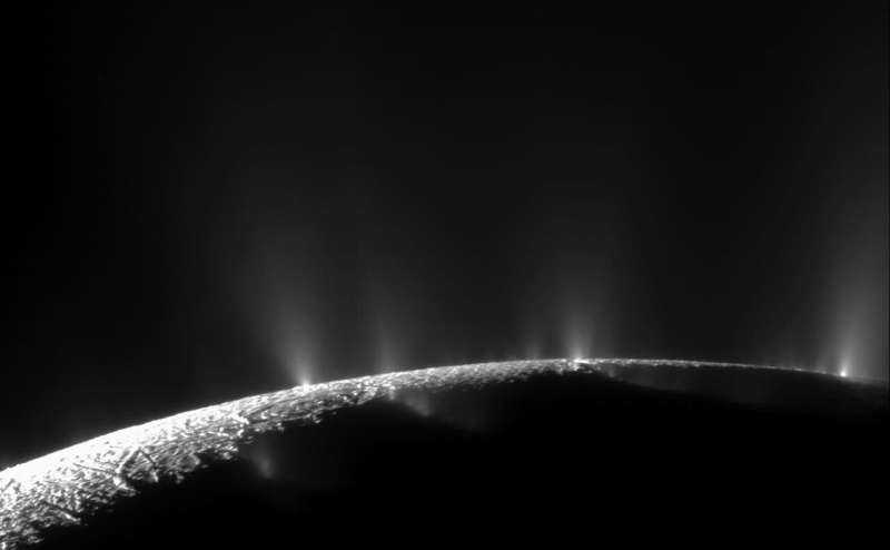 NASA’nın yaptığı deney, Enceladus ve Europa uydularının yüzeylerinin yakınında yaşam izlerinin varlığını sürdürebileceğini öne sürüyor
